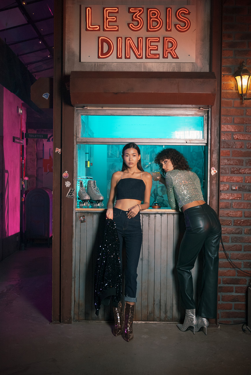 Photo de 2 mannequins posant contre le passe-plat de la cuisine du 3Bis