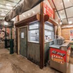 Photo de la cuisine du 3Bis, décorée comme un célèbre drug-store de Brooklyn