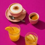 Verre de jus d'orange, verre de jus de pomme, cappucino, et expresso