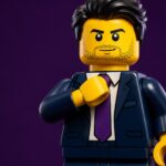 Personnage LEGO en costume ajustant sa cravate sur fond violet